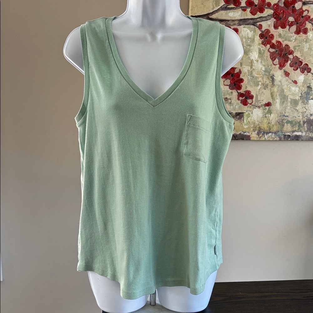 Eddie Bauer v neck pocket tank